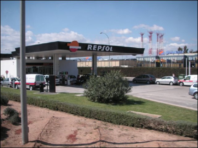 GASOLINERA REPSOL  AVIONES AEROPUERTO CARRETERA